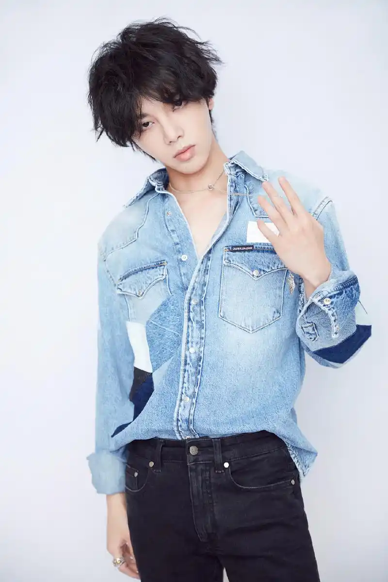 华晨宇干净帅气写真图片26