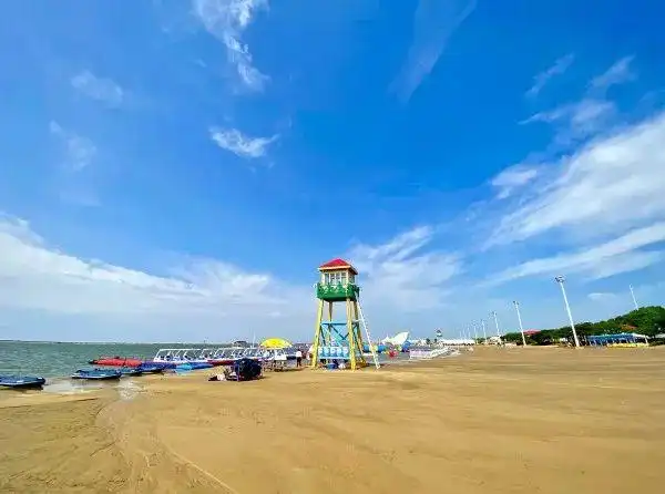 奉贤碧海金沙周末单日客流近万市民尽享沙滩海浪乐趣