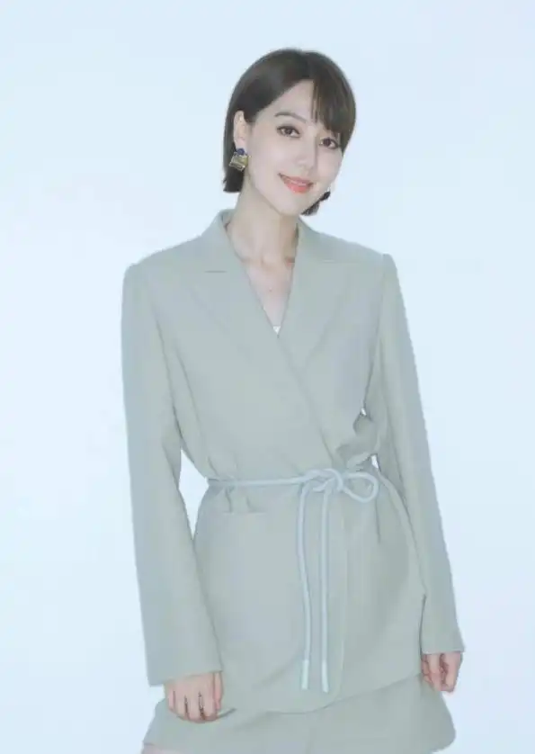 回顾王冠从上海走出的央视美女主持人男友在雾中迷路了