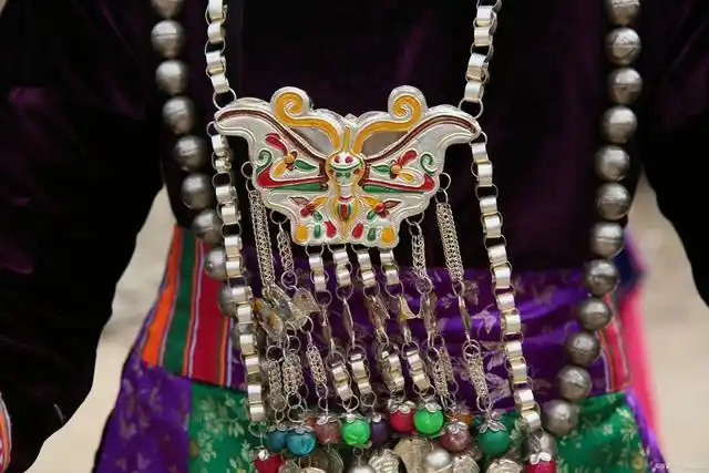 蝴蝶造型苗族银饰