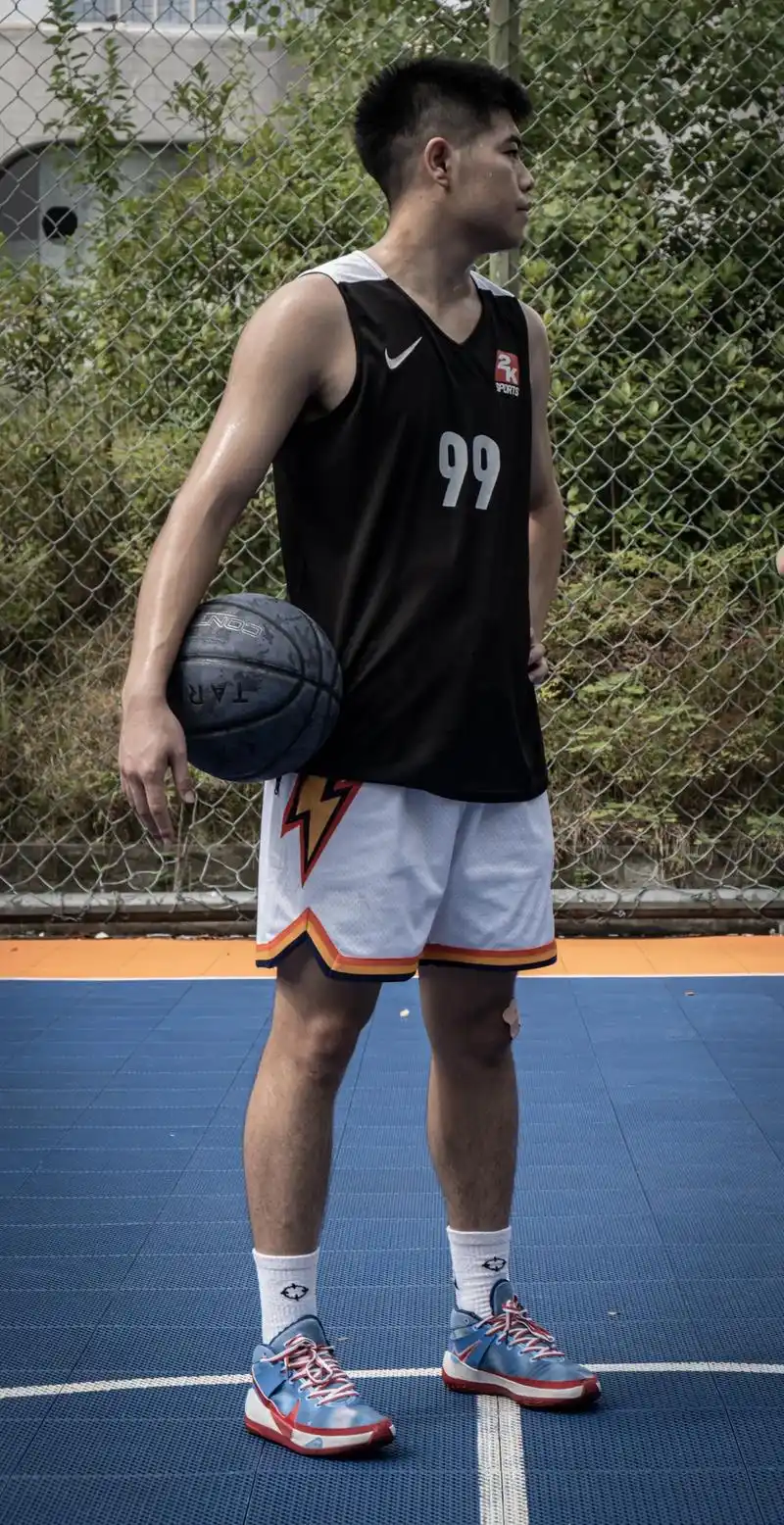 那个打篮球的男孩子,不希望有一套属于自己的篮球写真.