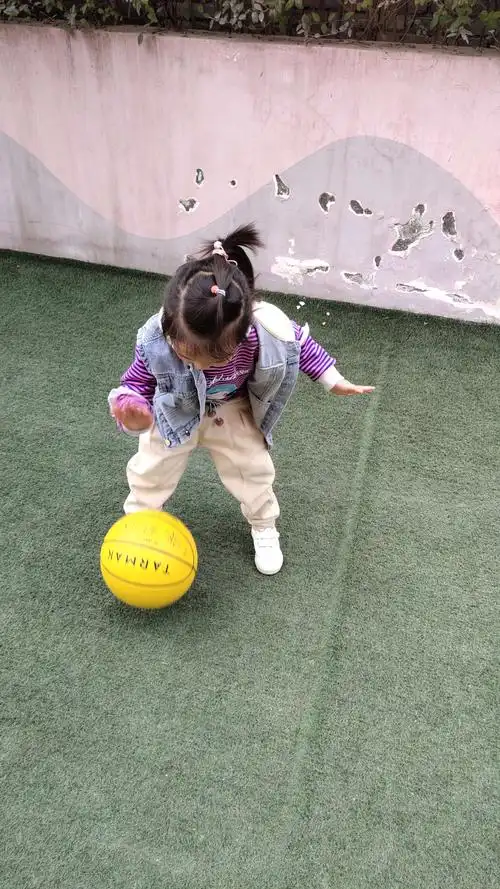 卡布优尚幼儿园中一班"户外拍球活动"美篇