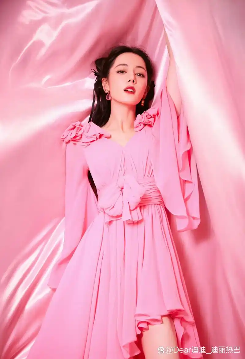 当迪丽热巴换上《巴》比粉裙后 少女感爆棚!