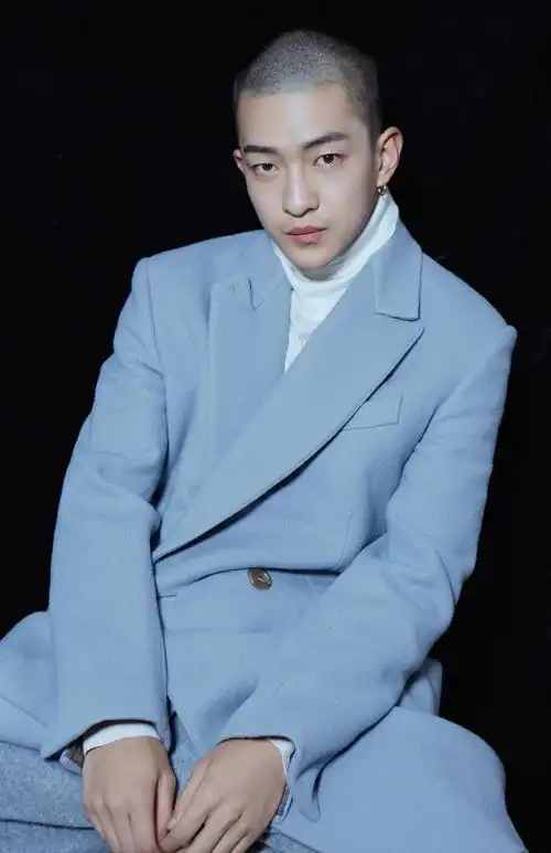 屈楚萧寸头造型雅痞写真图片