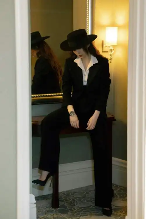 刘诗诗西装礼帽恨天高亮相,眼神凌厉气质超飒,戴婚戒秀足恩爱__凤凰网