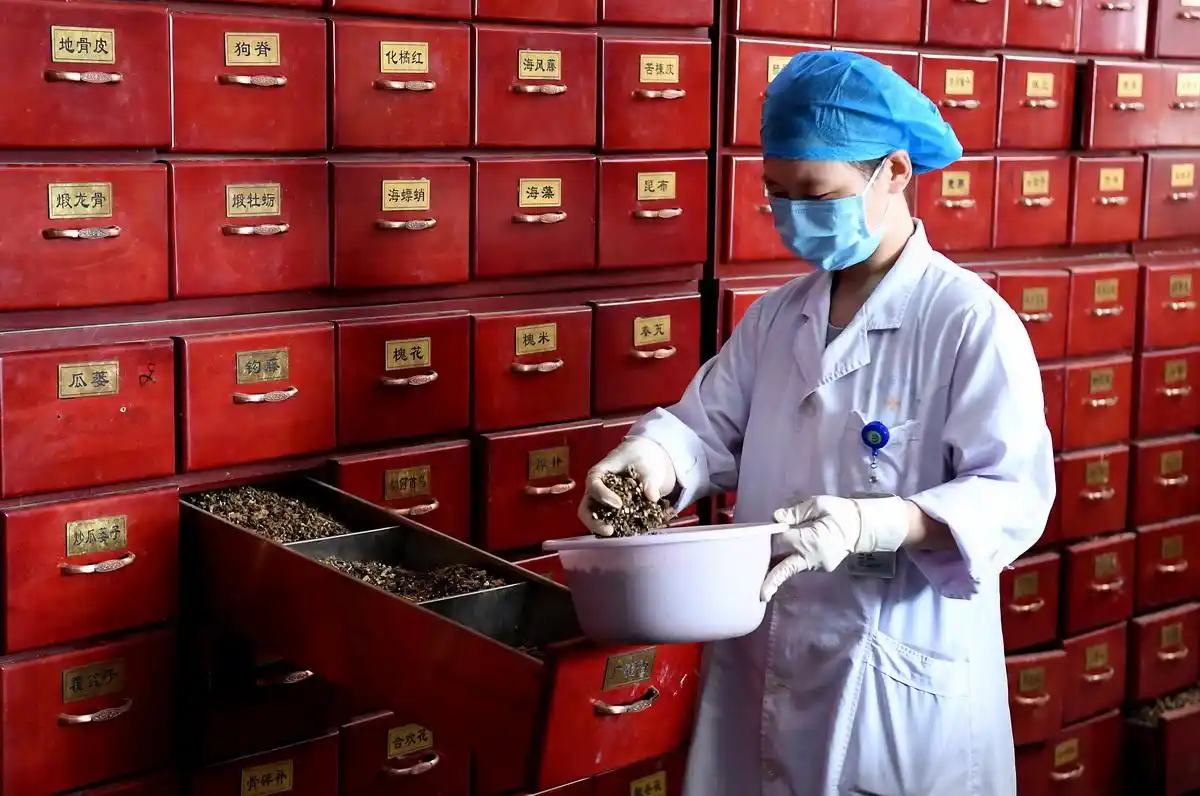 8月17日,郑州市中医院的药师在煎药中心内配药.新华社记者 李安 摄