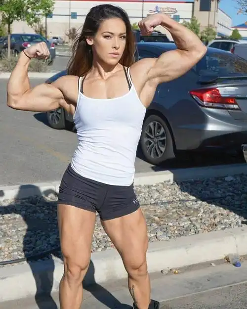 女生可以在肌肉发达同时依然保持女性魅力她的确如此