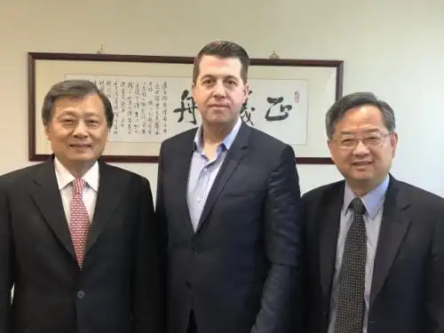 竞选美国加州副州长的轲海瑞(中)6日承认败选.