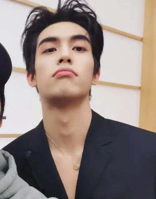 王一博喉结肖战喉结任嘉伦喉结爱豆喉结谁最让你心动