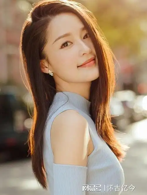 总结:李沁在寒冷的冬日来到新疆,欣赏美丽的雪景,展示了积极向上的