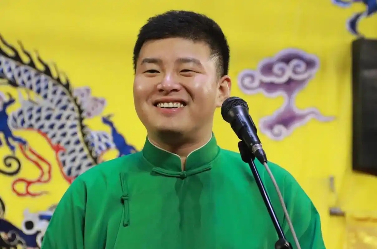 李云天是郭德纲评书门的徒弟若论相声门他俩其实是师兄弟