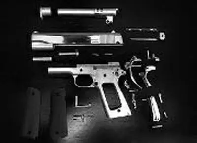 手枪,且长相和真手枪并无二致,看起来和经典手枪勃朗宁1911一模一样