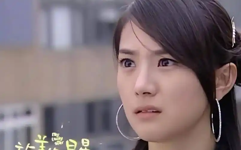 《放羊的星星》刘荷娜,晒近照差点认不出,整成这样太没辨识度_网友