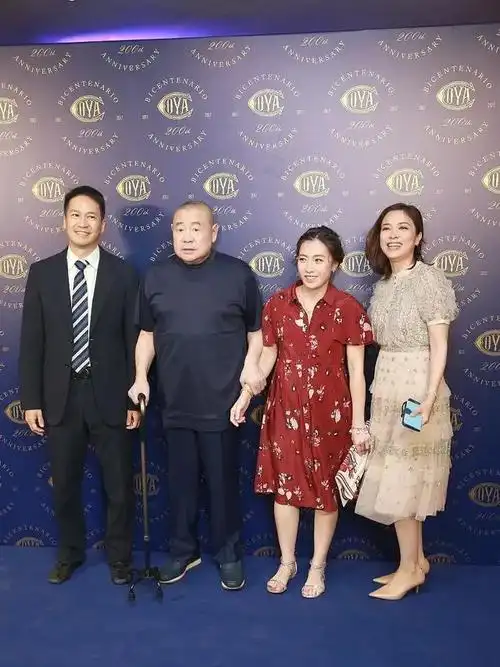 甘比成女首富后气质大变身穿红色印花裙十分低调美的不像40岁