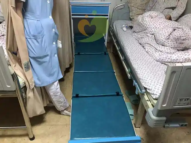 由于医院医护人员不足,因此住院的病人需要家人陪护,但病床和病房空间