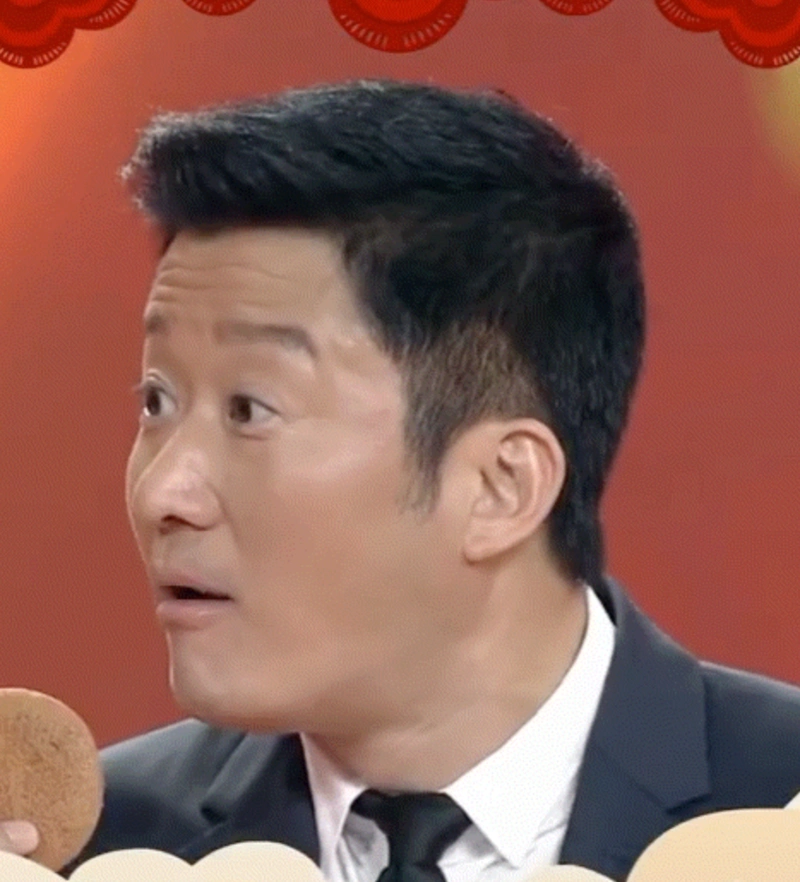 春晚时,吴京在舞台上吃道具蛋糕,听到主持人说不能吃后秒变"表情包"