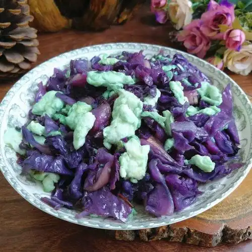 咸蛋白炒紫甘蓝,简单易做,营养好吃