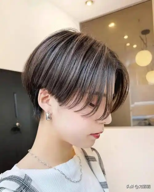 女士中分短发,时尚不落伍