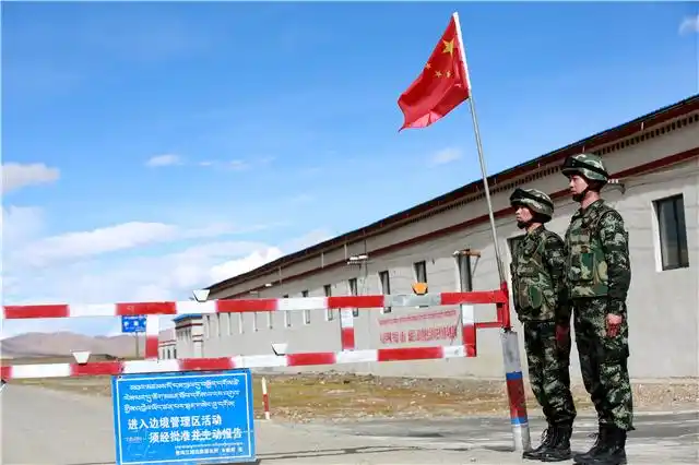 图为袁浩杰和战友在边防派出所执勤点执勤 摄影:何宇恒