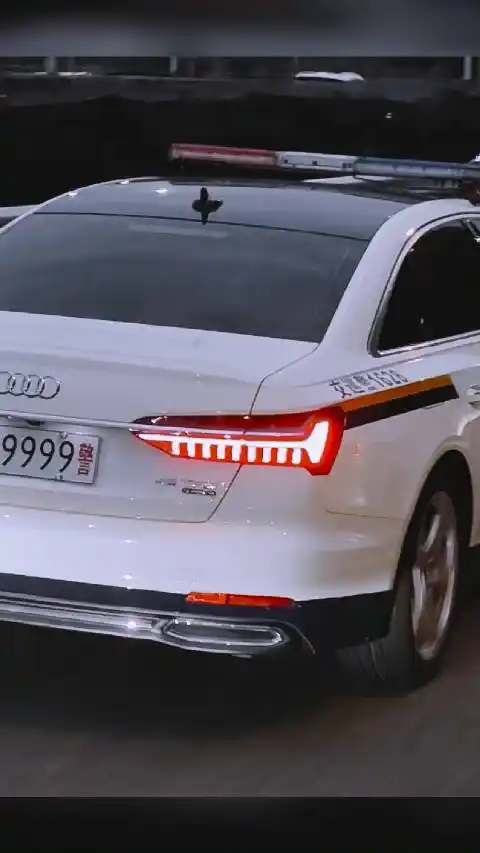 奥迪警车