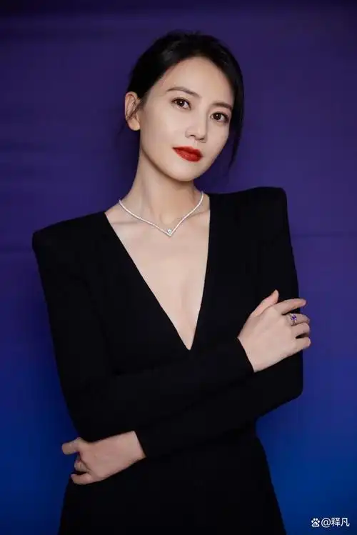 高圆圆晒黑白两款靓丽写真!雪肤玉貌曼妙身材美爆了