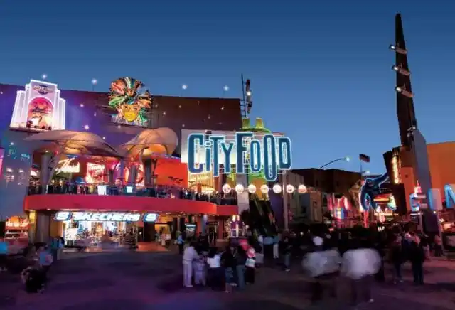 每到节假日都能吸引来不少游客,而城市大道就位于北京环球影城主题