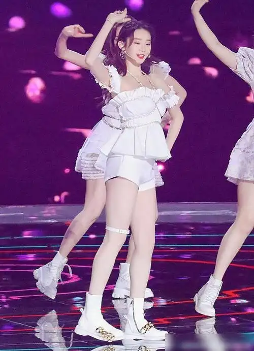 张艺凡腿照着木棍长的吧穿短裤坐着伸长腿一对比都快超船宽了