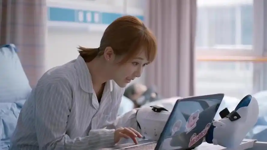 【欢乐颂】邱莹莹在病房给她爸打电话,骚断腿也不敢跟家里说,可怜