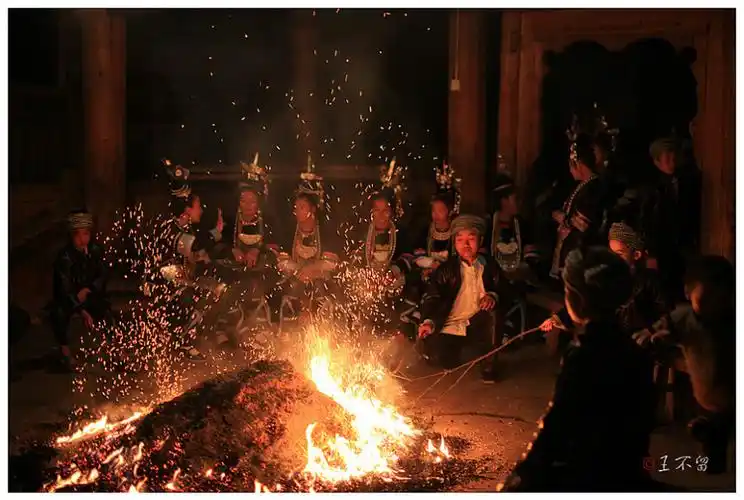 晚上大歌表演前,先要在鼓楼内生一个火塘.