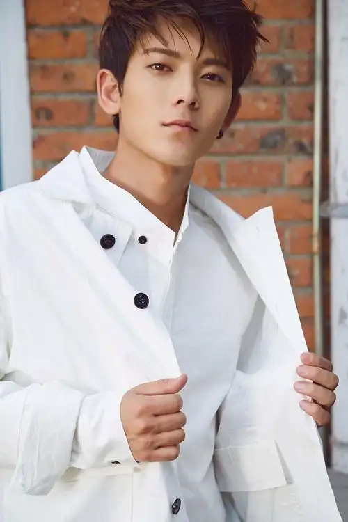 陈翔曝光夏日黑白写真 双面造型帅气度爆表