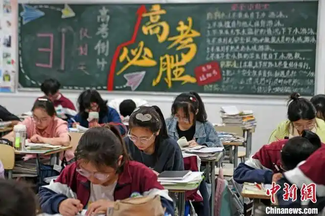 5月7日,安徽省淮南市一中高三学生在晚自习课堂上认真复习,备战高考.