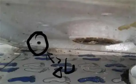 马桶底部2个孔返粪水怎么处理