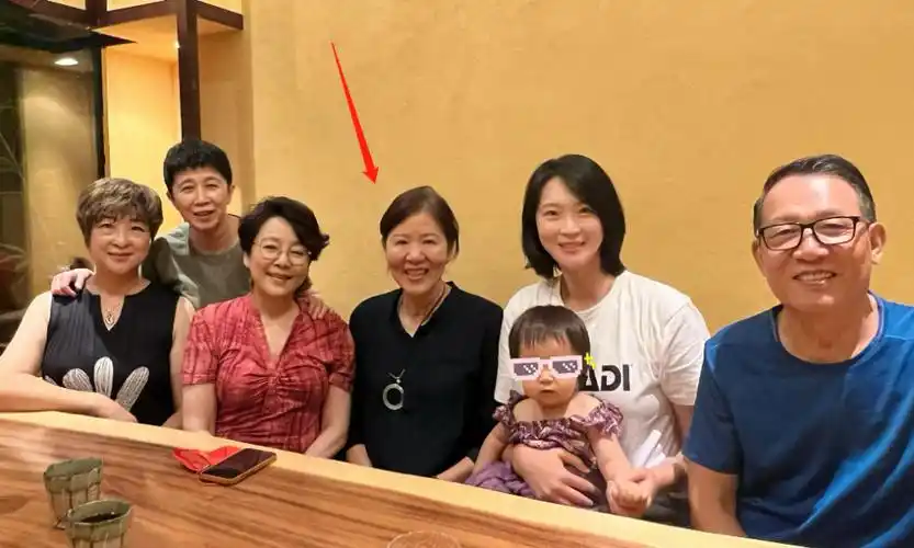 62岁郎平与老公现身聚会胸口挂一个超大玉环一头黄发面泛油光