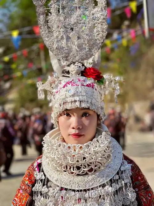 在青山秀水的黔东南用手机拍到姊妹节的苗族姑娘和美美的苗绣