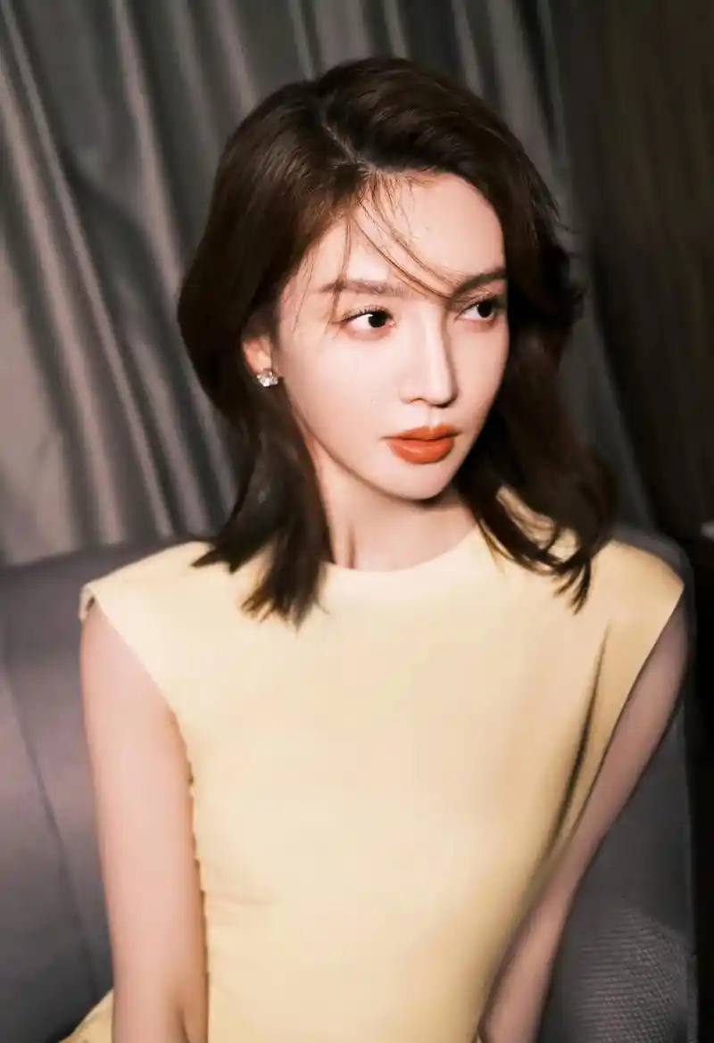 金晨短发配黄色云锦露背连身裙,婀娜多姿,魅力四射,女神魅力尽显!