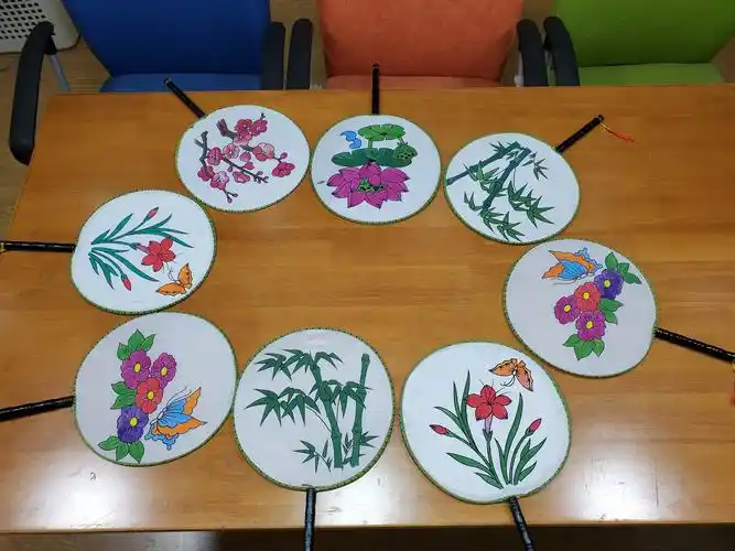 但弄团团扇-无锡市社会福利中心老年休养区小夏工作室手工活动