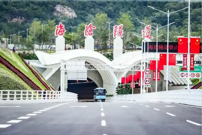 厦门海沧隧道建成试通车 跨海域宽度2.8公里