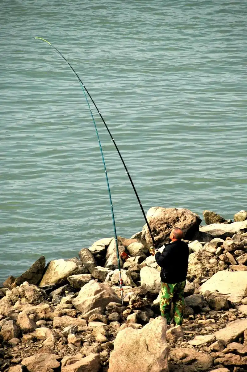 长江边上钓鱼人