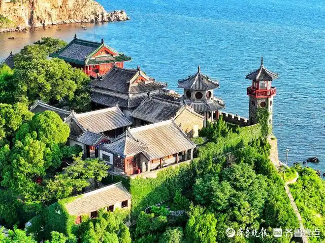 好景山东天蓝水碧,海阔云高!航拍烟台蓬莱阁,水天一色美如画