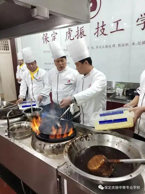 周虎振董事长亲临保定厨师技校烹饪专业示范教学