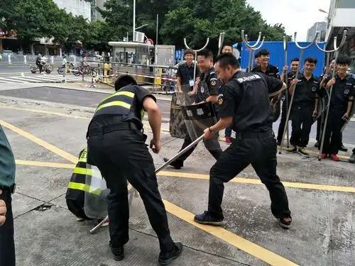 7月19日上午,农批市场治安员进行治安维稳演练.
