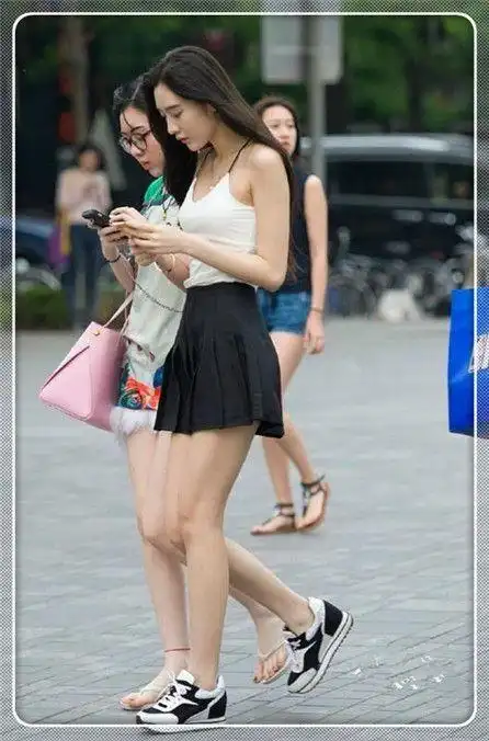 女生穿超短裙穿的显露性感优雅实在是太靓丽了