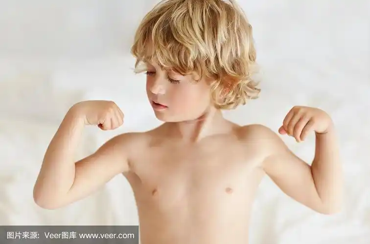 一个天真的小男孩在秀二头肌