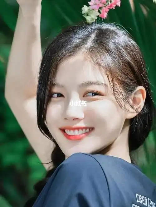 我终于会形容桃花眼笑起来的样子了,不就是金裕贞笑起来的样子嘛!