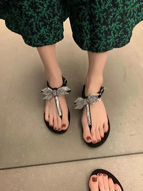 分享怎么穿都好看的夹趾人字凉鞋