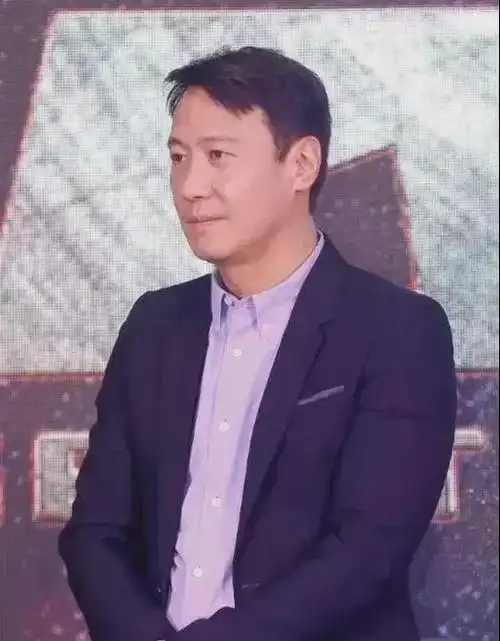 54岁黎明变油腻大叔,身材发福皮肤松弛暗淡,面容老态快认不出|法令纹