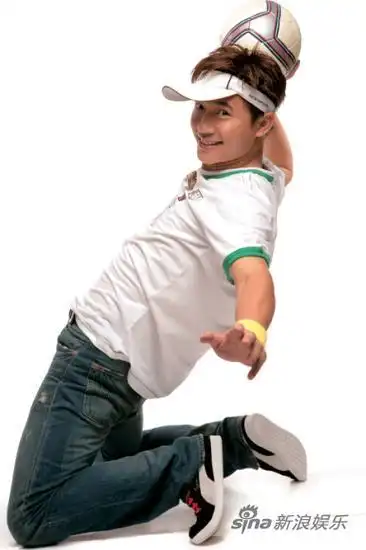 彭新智变身阳光足球先生 为世界杯倒计时(图)