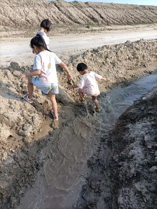 这小家伙的上衣被妹妹抓了两手泥没办法只能脱下来洗啦!