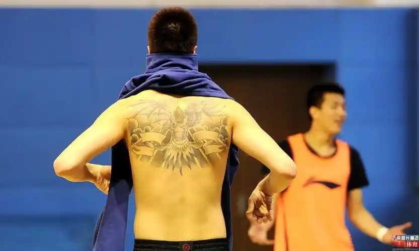 姐觉得他被称为丹东杜兰特,这块大纹身起了很大的作用.