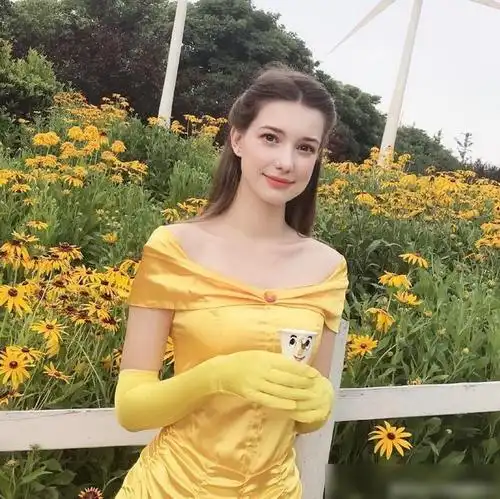 四国混血美女爆红!因超高颜值和魔鬼身材圈粉无数,热爱中国文化